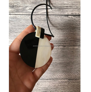 Colgante de Cuerno de Búfalo Genuino Hecho a Mano, Ecológico, Moderno, Natural, Rústico, Joyería Étnica para Collar - Product Image 1