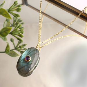 Collar con Colgante de Piedras Preciosas de Labradorita Mística y Amatista con Bisel de Circonita Cúbica, Hecho a Mano, Chapado en Oro de 18K, Regalo de Boda de Lujo para Mujer, Estilo Minimalista - Product Image 2