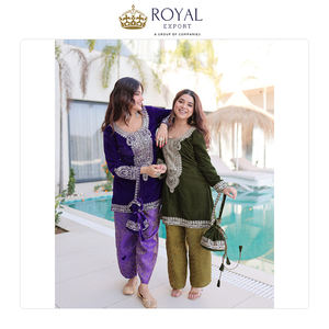 ผู้จัดจำหน่ายขายส่งชุดสัลวาร์ปักลายกำมะหยี่คุณภาพเยี่ยมสำหรับผู้หญิง ดีไซน์ใหม่สไตล์ปากีสถาน - Product Image 5