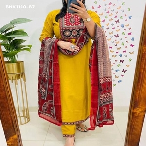 Ensemble Kurti-Pant et Dupatta Mulmul en coton de haute qualité, dernier cri, magnifique, avec tissage imprimé et travail artisanal, achat en ligne en Inde - Product Image 1