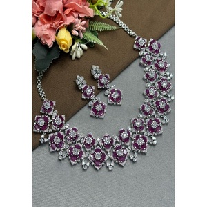 Adorable ensemble collier et boucles d'oreilles en laiton plaqué argent avec zircon, style Kundan classique et traditionnel, pour la collection de vêtements de mariage pour femmes - Product Image 1