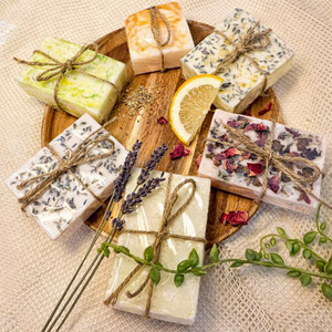 Jabón Artesanal Puro |   ACEITES ESPECIALES ORGÁNICOS |   AMIGUERO CON LA PIEL |   Jabón Natural |   Jabón Artesanal |   Jabón Ecológico |    Sra. ALINA - Product Image 2