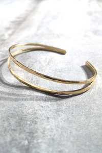 Bracelet manchette en cuivre fait main, finition martelée rustique, forme irrégulière, bijoux toutes saisons - Product Image 6
