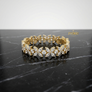 สร้อยข้อมือผู้หญิงแบบคลาสสิก ลายดอกไม้ประดับเพชร ชุบเงิน ดีไซน์ดอกไม้สวยงาม เหมาะสำหรับงานแต่งงาน งานเลี้ยง และเป็นของขวัญ - Product Image 1