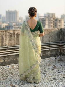 Sari en soie Premium Gold Crush avec broderie C-Pallu et travail de découpe multi-fils - Product Image 4