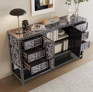Console de salon grise douce avec incrustations en os et deux tiroirs à motifs floraux, sur un cadre en métal doré, en gros. - Product Image 5