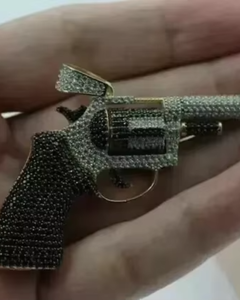 Pendentif pistolet Hip Hop en argent 925, serti de moissanite VVS, bijou de mode bling pour homme - Product Image 1