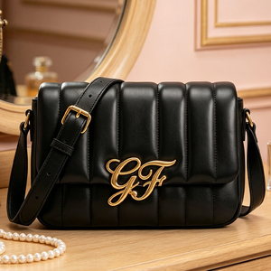 Sac à bandoulière en PU souple de haute qualité, personnalisé, avec logo métallique vertical matelassé, sac à main tendance pour femmes - Product Image 1
