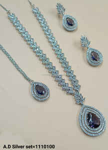 Parure de mariée classique américaine en diamant, collier et boucles d'oreilles deux pièces en laiton plaqué argent pour mariage, style classique et tendance - Product Image 2