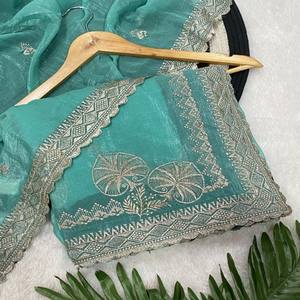 ผ้าไหมซาร์นาพรีเมียม VASTRA COTTAGE พร้อมลายพิมพ์ดิจิทัลลายดอกไม้สีสันสดใส ขอบผ้าประดับด้วยดิ้นทองอย่างหรูหรา และพู่ห้อยทำมือ - Product Image 4