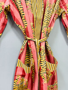 Veste Kimono Unisexe de Luxe Faite à la Main, Imprimée Florale, pour l'Été et l'Hiver, en Coton Indien Kantha Respirant, avec Logo Frontal pour Femme - Product Image 6