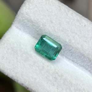 มรกตธรรมชาติจากแซมเบีย 1.75 กะรัต สีเขียวสดใส ทรงสเต็ปคัท พลอยเม็ดเดี่ยว สำหรับทำเครื่องประดับคุณภาพสูง ขายส่ง Stone8 - Product Image 5