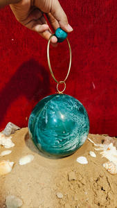 กระเป๋าคลัทช์ทรงกลมเรซิ่นสีเขียวอมฟ้า งานแฮนด์เมด พร้อมห่วงจับสีทอง หรูหรา เหมาะสำหรับงานกลางคืน งานปาร์ตี้ และงานแต่งงานสำหรับผู้หญิง - Product Image 4