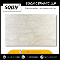 Grande dalle de marbre calcite beige moderne polie pour la décoration de comptoirs de villas et d'hôtels