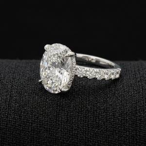 Anillo de Diamantes Clásico de Oro Blanco de 9k para Mujer, Anillo de Compromiso Delicado y Brillante con Elegante Diseño de Canal - Product Image 4