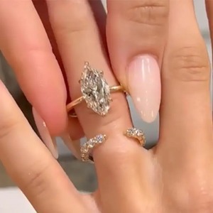 Anillo de Compromiso Solitario de Moissanita 925 de 4.0 Quilates con Corte Marquesa, Engaste de 6 Puntas, Plata de Ley Chapada en Oro Amarillo para Mujer - Product Image 1