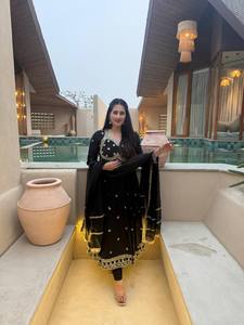 Ensemble de robe Anarkali noire élégante pour femmes avec broderie dorée, robe longue évasée ethnique, robe de soirée avec dupatta - Product Image 1