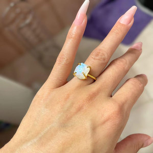 แหวนเงินแท้ทำมือประดับมูนสโตนสีรุ้งสำหรับผู้หญิง หินธรรมชาติทรงหกเหลี่ยมแบบดิบ งานแฮนด์เมดสไตล์โบโฮวินเทจ ชุบทอง 18K - Product Image 4