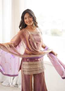 Ensemble prêt-à-porter entièrement cousu en soie Fandy avec broderie et travail de sequins, comprenant un haut et un pantalon à ourlet boule et une dupatta. - Product Image 3