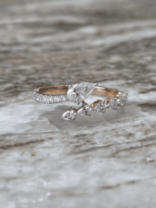 Bague ouverte classique bicolore en diamant de laboratoire taille poire 0,69 ct certifiée IGI, en or 14 carats sertie pavé, bijoux de luxe pour femme - Product Image 1