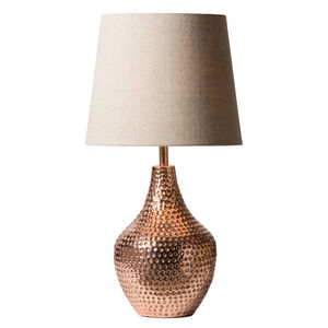 Lámpara de mesa moderna de estilo transicional con base de bronce martillado y pantalla de lino para iluminación decorativa en hoteles y hogares. - Product Image 6