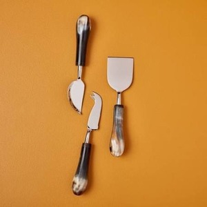 Juego de 3 cuchillos para queso de acero inoxidable con mangos de cuerno, servidor, espalda y cortador - Product Image 1