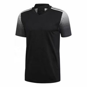 Ensemble complet d'uniformes de football comprenant un maillot, un short et des chaussettes, avec des graphismes sublimés en tissu léger et respirant - Product Image 3