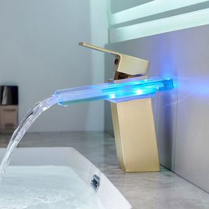 Rubinetto Monocomando per Lavabo Bagno con Luce LED, Cascata a 3 Colori Variabili, Bocca in Vetro, Miscelatore Acqua Calda e Fredda, Montaggio su Piano a Foro Singolo - Product Image 2