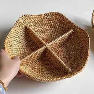 Bandeja Redonda de Ratán con Divisiones para Servir Frutas, Dulces, Nueces, Verduras y Otros Bocadillos - Product Image 1