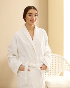 Peignoir de bain 100 % coton de qualité supérieure, léger, doux et absorbant, idéal pour les hôtels et les centres de villégiature, pour le confort des clients et l'utilisation quotidienne en hôtellerie. - Product Image 2