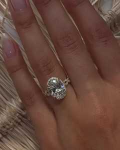 Anillo de compromiso de oro macizo de 14K y 18K con diamante de corte ovalado de 3.70 quilates, halo oculto, solitario, cultivado en laboratorio, joyería nupcial moderna para mujer, venta al por mayor - Product Image 1