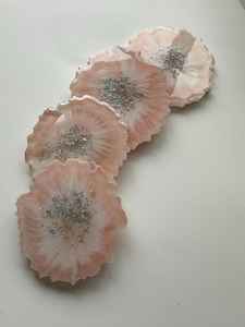 Cuenco grande de resina epoxi rosa claro con diseño de geoda, hecho a mano, decorativo, para servir. - Product Image 4