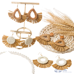Boucles d'oreilles créoles en bois faites à la main, forme goutte d'eau, élégantes et tendance, parfaites pour les soirées, pour femmes - Meilleures ventes - Product Image 1