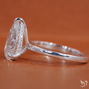 แหวนเพชรทรงลูกแพร์ 3 กะรัต ได้รับการรับรองจาก IGI เพชรเพาะเลี้ยงสำหรับงานหมั้น ทองคำแท้ 10K แหวนเพชรเม็ดเดี่ยวทรงโซลิแทร์ พร้อมวงแหวนรอบเพชรแบบซ่อน - Product Image 2