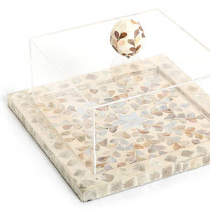 Élégant support à gâteau artisanal en nacre, plateau carré en bois à motifs avec dôme transparent, magnifique décoration de mariage - Product Image 2