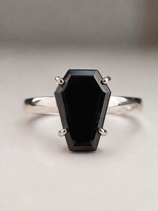 แหวนเงินแท้ 925 ทำมือ ดีไซน์คลาสสิกไม่ซ้ำใคร ประดับด้วยพลอยออนิกซ์สีดำธรรมชาติ  แบบสั่งทำพิเศษ ชุบทองคำขาว - Product Image 4