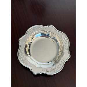Assiette de service en métal au design futuriste, durable, avec bordure florale en relief, à prix abordable - Product Image 1