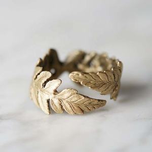 Servilletero de boda moderno hecho a mano, diseño de hoja de rollo de acero inoxidable indio, suministros al por mayor para hoteles, restaurantes, cena - Product Image 1