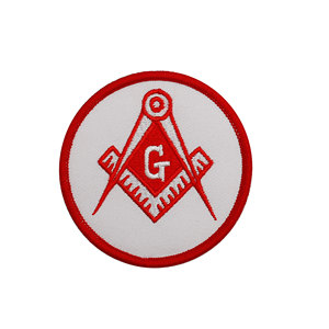 Le patch brodé présente le symbole maçonnique du carré et des compas en rouge et blanc. - Product Image 1