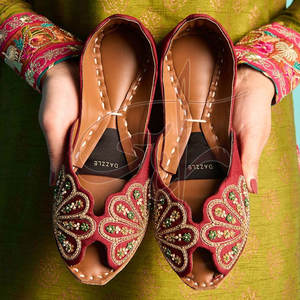 รองเท้าคุสซ่าผู้หญิง ดีไซน์ล่าสุด แฟชั่นคุณภาพสูง พื้นผ้ากำมะหยี่กันลื่น พิมพ์ลายทำมือ สีสันตามสั่ง - Product Image 4