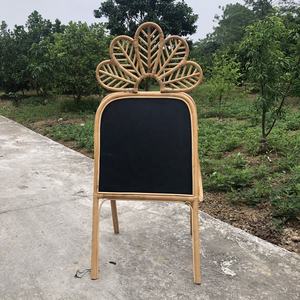 Soporte de pizarra de menú con marco de ratán Vintage para suministros de restaurante y hotel - Product Image 2