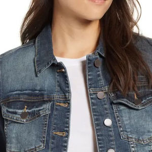 Veste en jean tendance pour femme, bleu classique, déchirée, courte, oversize, légère, décontractée, boutonnée - Product Image 5