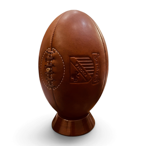 Ballon de rugby en cuir pleine fleur gaufré à chaud, 4 panneaux, style années 1900, patine antique, cuir et bois restaurés, vieilli et ciré, sport et décontracté - Product Image 3