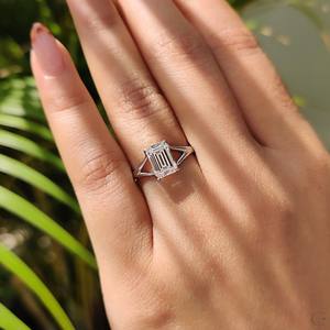 Bague de fiançailles classique en or massif 14 carats avec diamant de laboratoire taille émeraude de 2,50 carats, solitaire à queue fendue, cadeau de mariage - Product Image 5