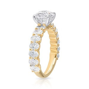 Anillo de Compromiso con Diamante de Corte Redondo de 2.20CT, Banda Pavé de Oro Amarillo de 14K, Joyería Fina Nupcial Personalizada, Fabricante Mayorista - Product Image 5