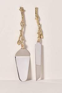 Elegante cuchillo para tartas de metal pulido diseñado para exhibir postres en recepciones de boda y cortar pasteles - Product Image 5