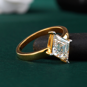 Bague solitaire en diamant de laboratoire taille cerf-volant de 2,06 carats en or jaune 18 carats avec clarté VS1, bijou de fiançailles moderne - Product Image 2