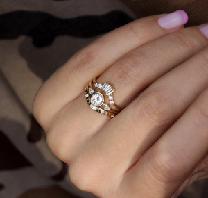 Bague de mariage en or 14 carats avec diamant de laboratoire, motif flèches courbées, chevron en V, bague d'éternité délicate, bijou de côté, cadeau d'anniversaire - Product Image 6