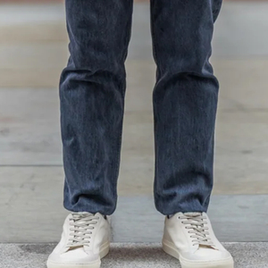 Pantalon en jean droit pour homme, style vintage délavé, tendance, avec fermeture boutonnée et poches latérales. - Product Image 2