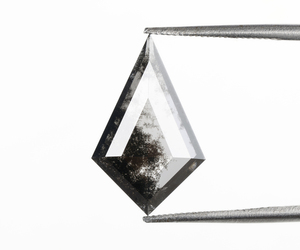 เพชรทรงไคท์คัท 1.90 กะรัต ทรงเกลือพริกไทย เจาะด้วยเลเซอร์ เพชรเลี้ยงในห้องปฏิบัติการแบบเม็ดเดี่ยว เพชรเกลือพริกไทยแบบสั่งทำพิเศษ ราคาขายส่ง - Product Image 3